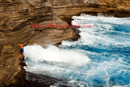 Cliff Jumpers Spitting Cave Portlock, Oahu, Hawaii